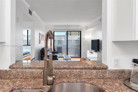 Condo in Miami, Florida, 2 bedrooms  № 1925553 - photo 10
