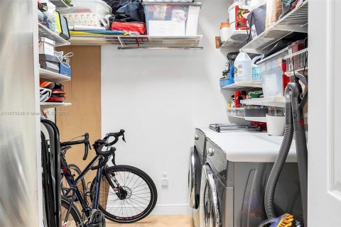 Condo in Miami, Florida, 2 bedrooms  № 1925553 - photo 9