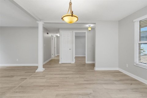 Villa ou maison à vendre à New Smyrna Beach, Floride: 4 chambres, 161.28 m2 № 2124533 - photo 9