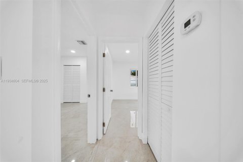 Casa en venta en Miami Gardens, Florida, 4 dormitorios, 173.82 m2 № 1993301 - foto 23