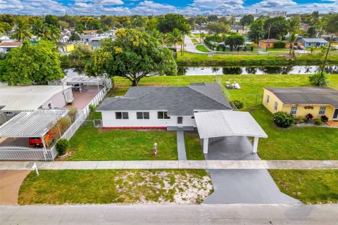 Casa en venta en Miami Gardens, Florida, 4 dormitorios, 173.82 m2 № 1993301 - foto 2