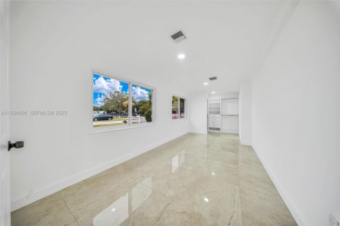 Casa en venta en Miami Gardens, Florida, 4 dormitorios, 173.82 m2 № 1993301 - foto 17