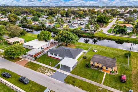 Casa en venta en Miami Gardens, Florida, 4 dormitorios, 173.82 m2 № 1993301 - foto 3