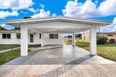 Casa en venta en Miami Gardens, Florida, 4 dormitorios, 173.82 m2 № 1993301 - foto 8
