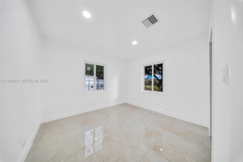 Casa en venta en Miami Gardens, Florida, 4 dormitorios, 173.82 m2 № 1993301 - foto 19
