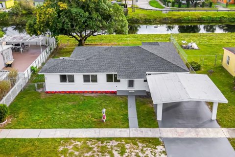 Casa en venta en Miami Gardens, Florida, 4 dormitorios, 173.82 m2 № 1993301 - foto 1