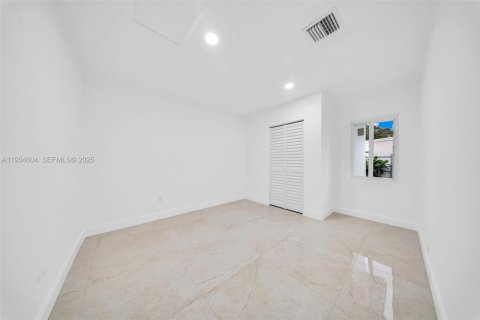 Casa en venta en Miami Gardens, Florida, 4 dormitorios, 173.82 m2 № 1993301 - foto 24