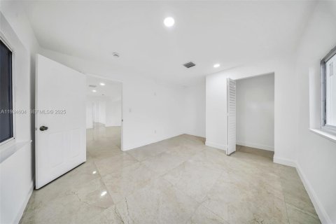 Casa en venta en Miami Gardens, Florida, 4 dormitorios, 173.82 m2 № 1993301 - foto 12