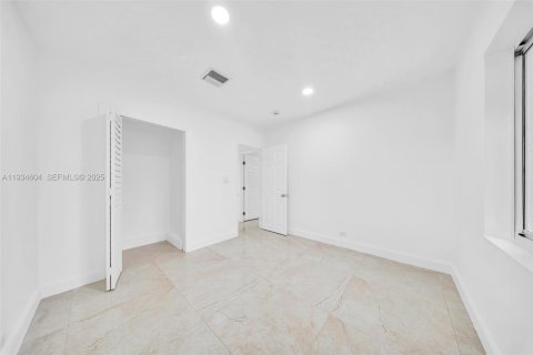 Casa en venta en Miami Gardens, Florida, 4 dormitorios, 173.82 m2 № 1993301 - foto 11