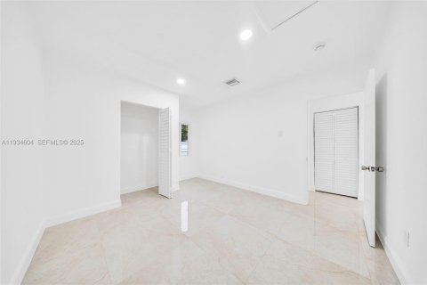 Casa en venta en Miami Gardens, Florida, 4 dormitorios, 173.82 m2 № 1993301 - foto 13