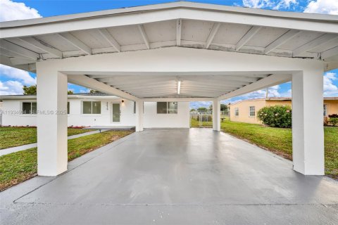 Casa en venta en Miami Gardens, Florida, 4 dormitorios, 173.82 m2 № 1993301 - foto 7