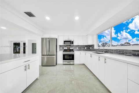 Casa en venta en Miami Gardens, Florida, 4 dormitorios, 173.82 m2 № 1993301 - foto 29