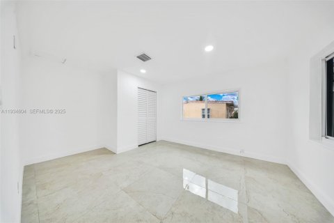 Casa en venta en Miami Gardens, Florida, 4 dormitorios, 173.82 m2 № 1993301 - foto 25