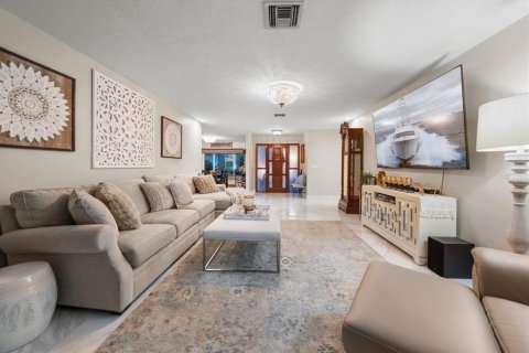 House in Clearwater, Florida 4 bedrooms, 315.77 sq.m. № 2230667 - photo 27