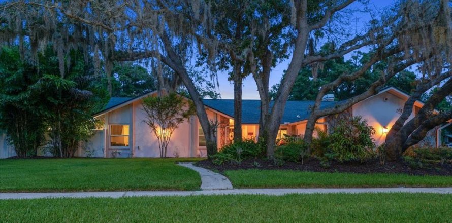 House in Clearwater, Florida 4 bedrooms, 315.77 sq.m. № 2230667