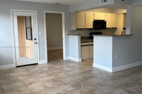 Condominio en alquiler en Miami, Florida, 2 dormitorios, 90.95 m2 № 2048063 - foto 4