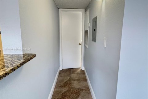 Condominio en alquiler en Miami, Florida, 2 dormitorios, 90.95 m2 № 2048063 - foto 11