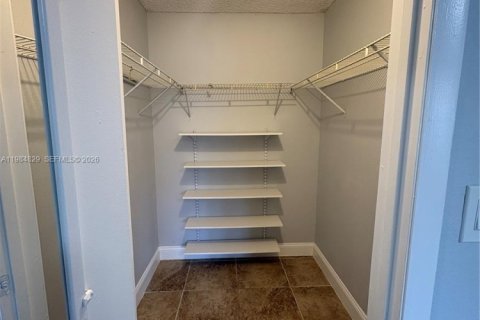 Condominio en alquiler en Miami, Florida, 2 dormitorios, 90.95 m2 № 2048063 - foto 13