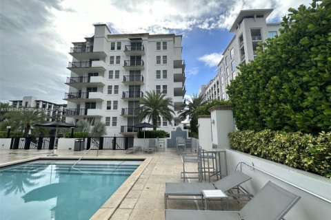 Снять в аренду кондоминиум в Корал-Гейблс, Флорида 3 спальни, 106.56м2, № 1968874 - фото 25