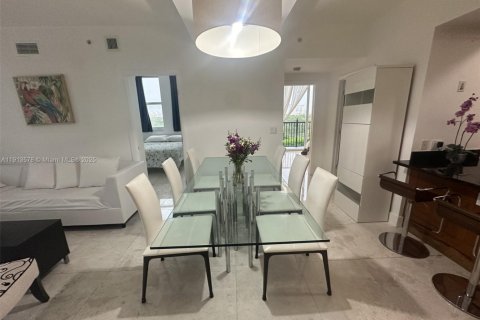 Снять в аренду кондоминиум в Корал-Гейблс, Флорида 3 спальни, 106.56м2, № 1968874 - фото 10