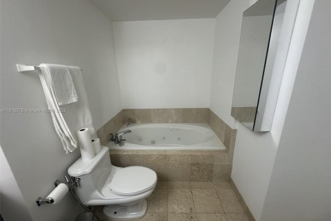 Снять в аренду кондоминиум в Корал-Гейблс, Флорида 3 спальни, 106.56м2, № 1968874 - фото 17