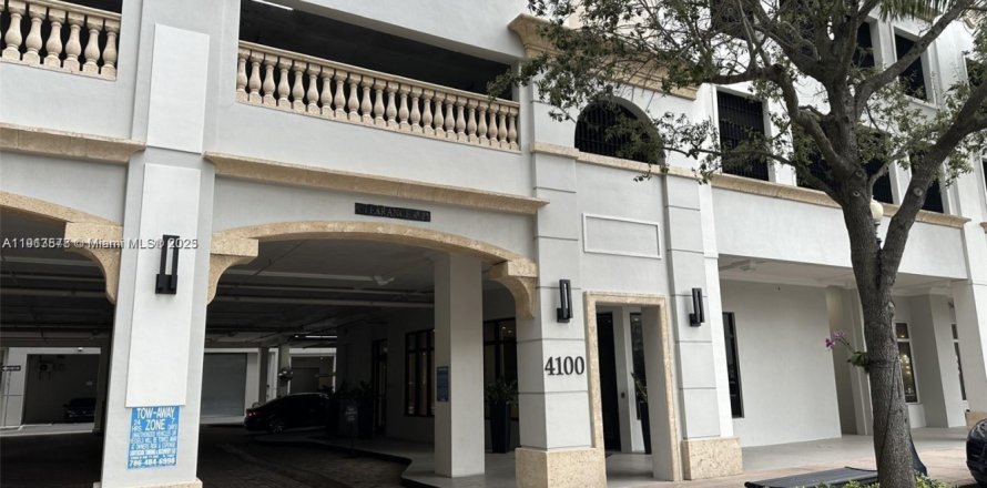 Кондоминиум с 3 спальнями в Корал-Гейблс, Флорида № 1968874