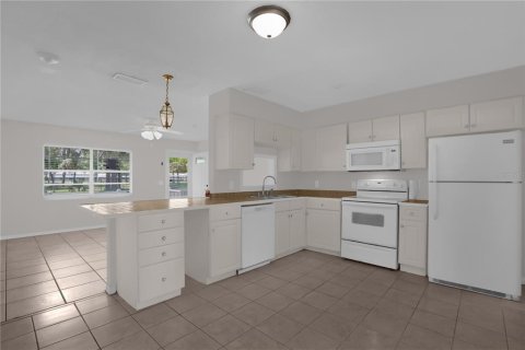 House in DeLand, Florida 3 bedrooms, 128.02 sq.m. № 2207251 - photo 7