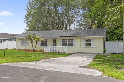 House in DeLand, Florida 3 bedrooms, 128.02 sq.m. № 2207251 - photo 2