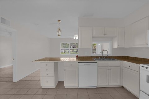 House in DeLand, Florida 3 bedrooms, 128.02 sq.m. № 2207251 - photo 8