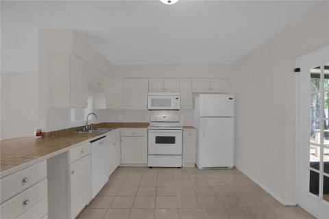 House in DeLand, Florida 3 bedrooms, 128.02 sq.m. № 2207251 - photo 9