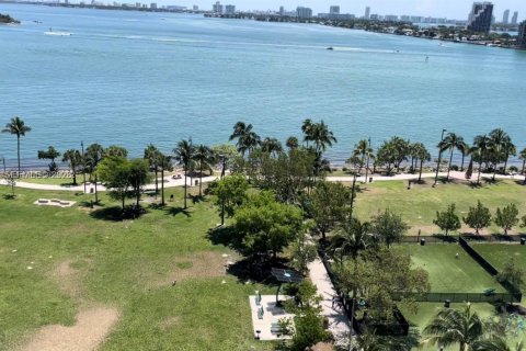 Condo in Miami, Florida, 2 bedrooms  № 2170195 - photo 16