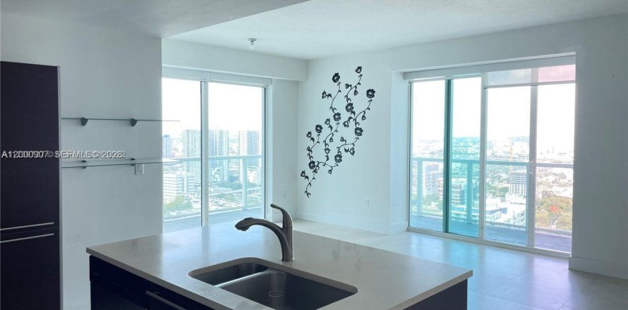 Condo in Miami, Florida, 2 bedrooms  № 2170195