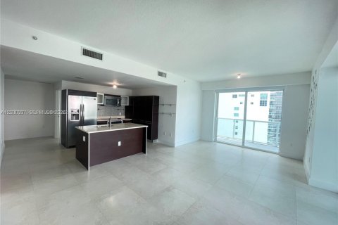 Condo in Miami, Florida, 2 bedrooms  № 2170195 - photo 2