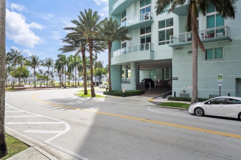 Condo in Miami, Florida, 2 bedrooms  № 2170195 - photo 17
