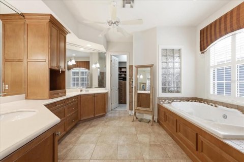 House in Windermere, Florida 4 bedrooms, 268.21 sq.m. № 2198138 - photo 22