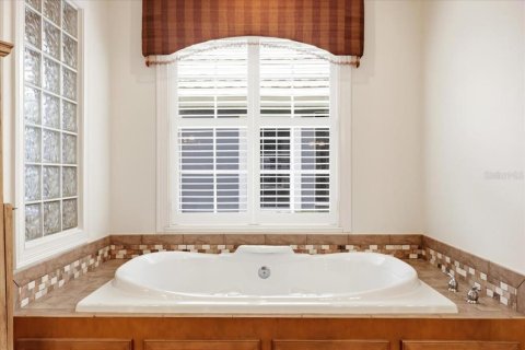 House in Windermere, Florida 4 bedrooms, 268.21 sq.m. № 2198138 - photo 23