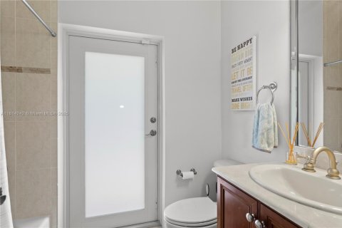 House in Miami, Florida 4 bedrooms, 191.19 sq.m. № 1770238 - photo 13