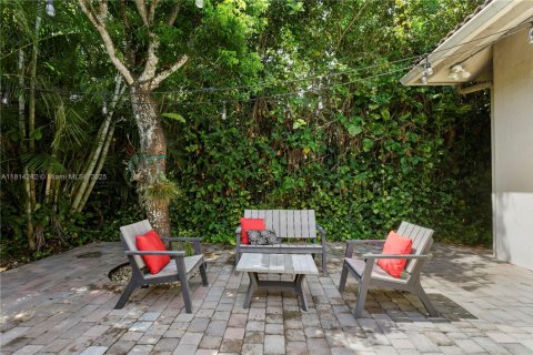 House in Miami, Florida 4 bedrooms, 191.19 sq.m. № 1770238 - photo 18