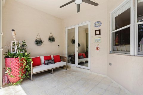 House in Miami, Florida 4 bedrooms, 191.19 sq.m. № 1770238 - photo 17