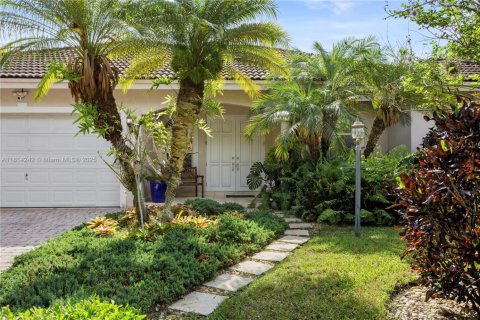 House in Miami, Florida 4 bedrooms, 191.19 sq.m. № 1770238 - photo 1