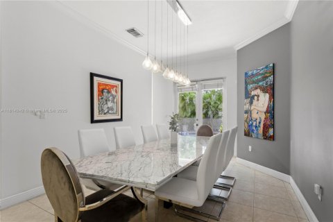 House in Miami, Florida 4 bedrooms, 191.19 sq.m. № 1770238 - photo 9