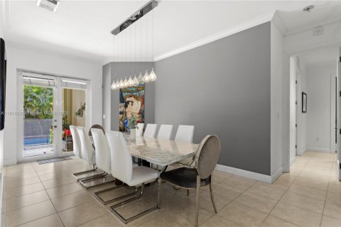 House in Miami, Florida 4 bedrooms, 191.19 sq.m. № 1770238 - photo 8