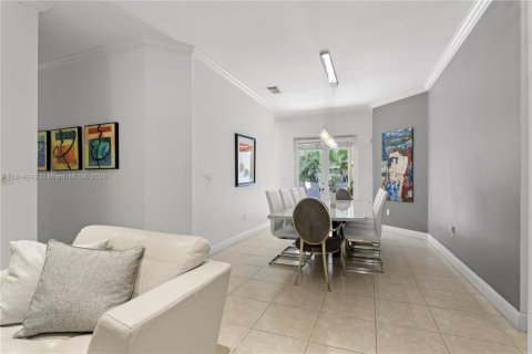 House in Miami, Florida 4 bedrooms, 191.19 sq.m. № 1770238 - photo 6