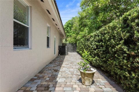 House in Miami, Florida 4 bedrooms, 191.19 sq.m. № 1770238 - photo 25