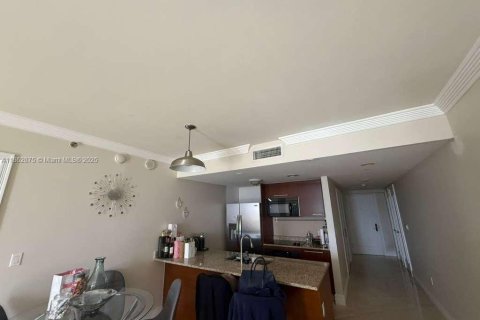 Condo in Hallandale Beach, Florida, 2 bedrooms  № 1889820 - photo 7