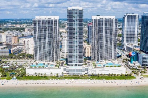 Condo in Hallandale Beach, Florida, 2 bedrooms  № 1889820 - photo 1