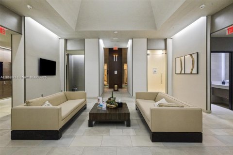 Condo in Hallandale Beach, Florida, 2 bedrooms  № 1889820 - photo 14