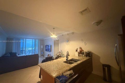 Condo in Hallandale Beach, Florida, 2 bedrooms  № 1889820 - photo 6
