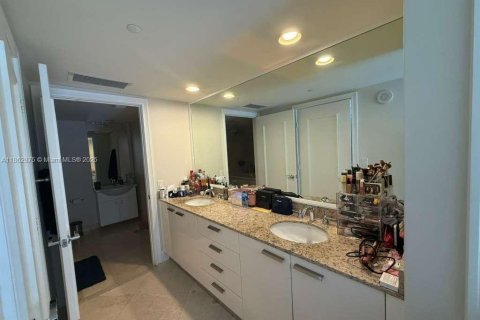 Condo in Hallandale Beach, Florida, 2 bedrooms  № 1889820 - photo 9