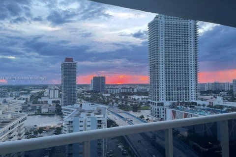 Condo in Hallandale Beach, Florida, 2 bedrooms  № 1889820 - photo 3